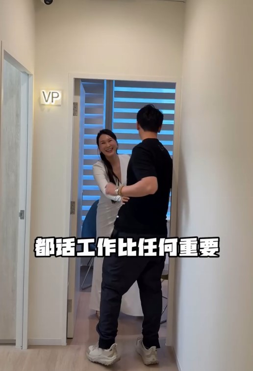高鈞賢老婆Christine笑得開懷。 高鈞賢老婆Christine笑得開懷。