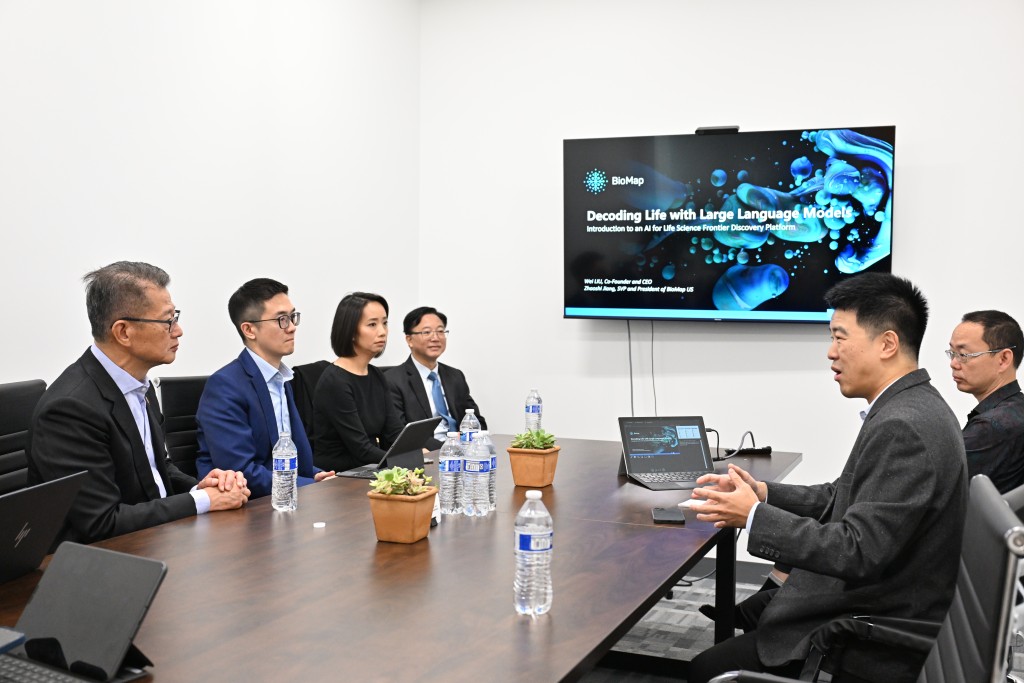 陈茂波早前到访美国矽谷一间从事人工智能和生命科技的初创企业，并听取企业代表的介绍。。（陈茂波网志图片）
