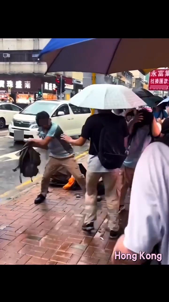 男子背囊當流星錘亂舞連環圖(六)。fb截圖 男子背囊當流星錘亂舞連環圖(六)。fb截圖