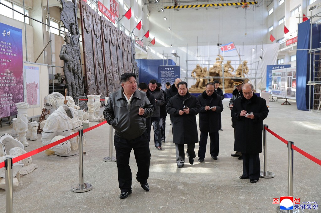 金正恩視察雕像製作工序。法新社