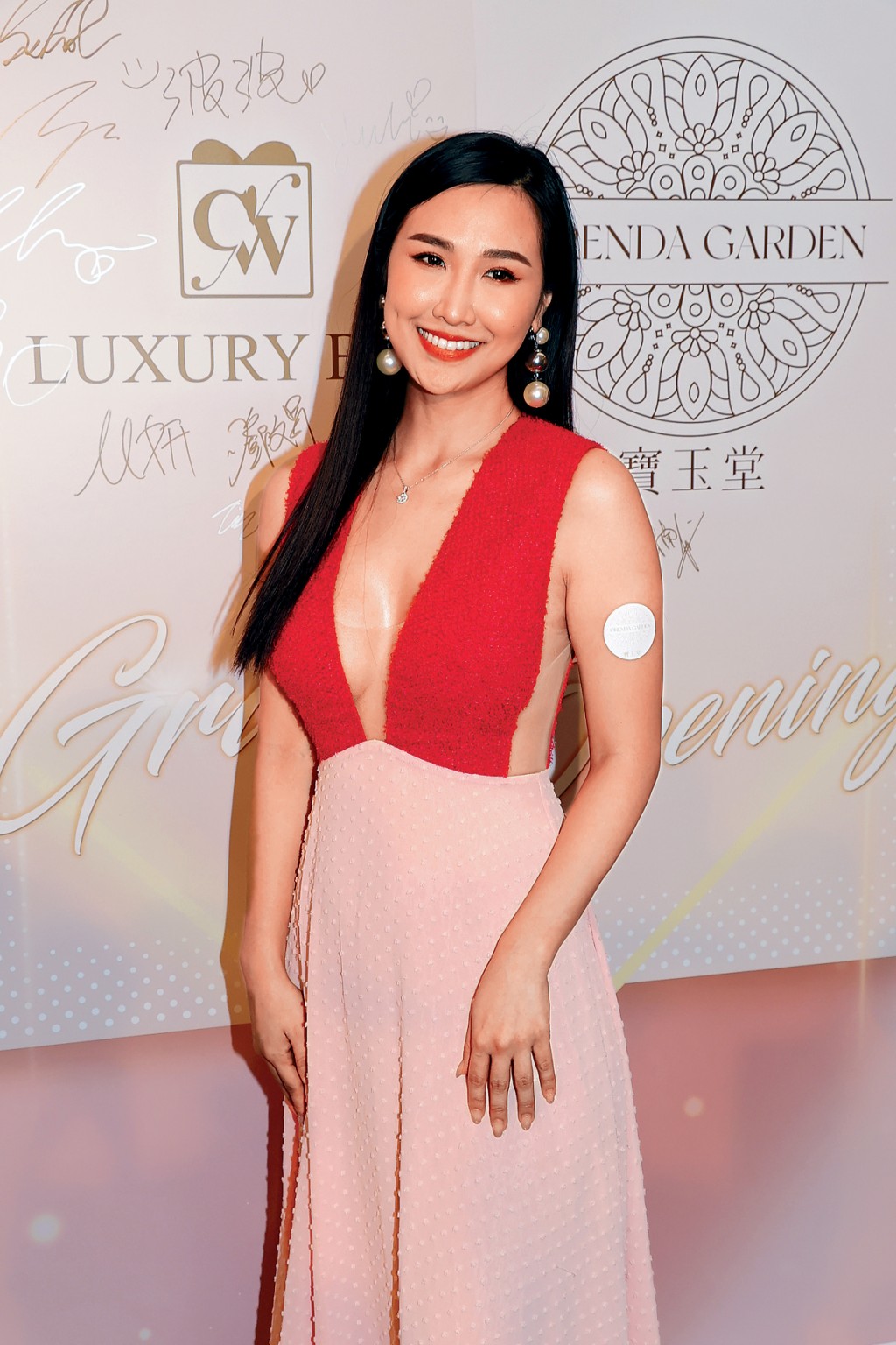 林寶玉自爆經營的美容店,有同事「落格」。