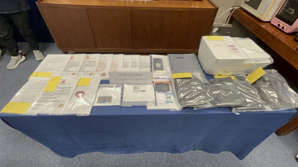 警方展示證物。楊偉亨攝