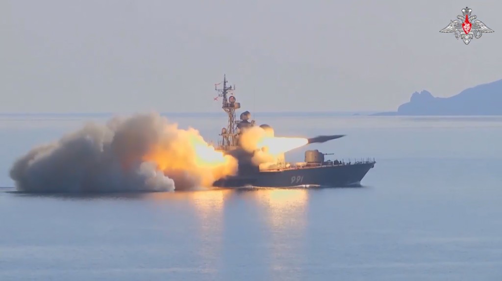 俄羅斯導彈艦進行超音速反艦導彈試射。AP/俄羅斯國防部新聞處