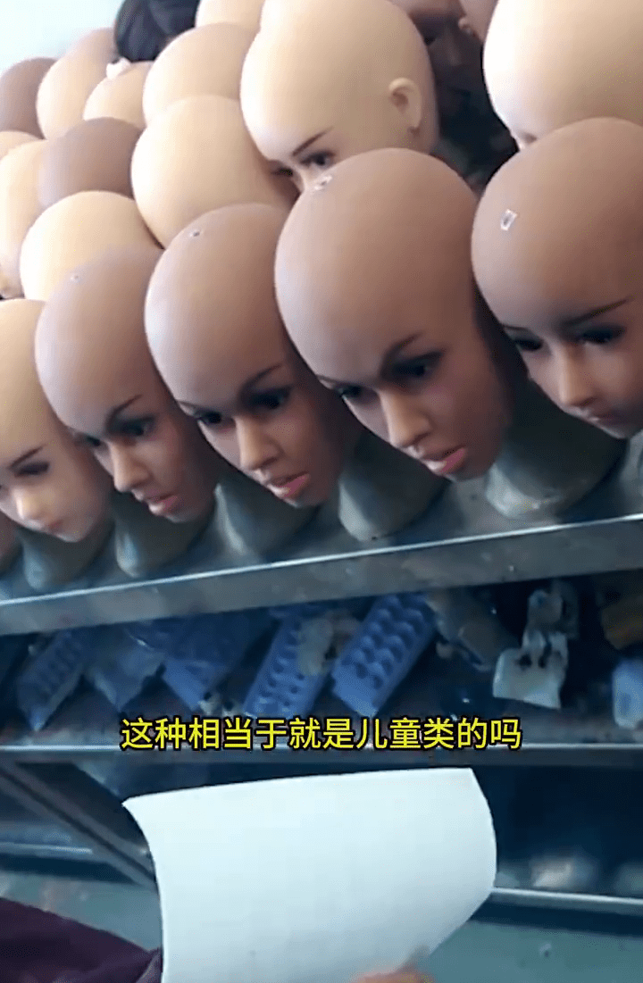 內媒記者暗訪情趣公仔源頭工廠拍下的畫面。  澎湃新聞