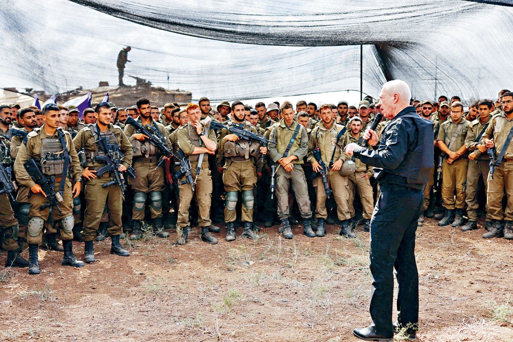 以色列国防部部长加兰特视察部署在加沙边境附近的部队。