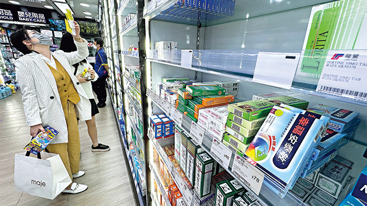 香港市面部分熱門退燒藥，現時已被一些內地人或其居港親友搶至天價甚至斷市，有藥房貨架上原本擺放該些藥物的位置都變空了。