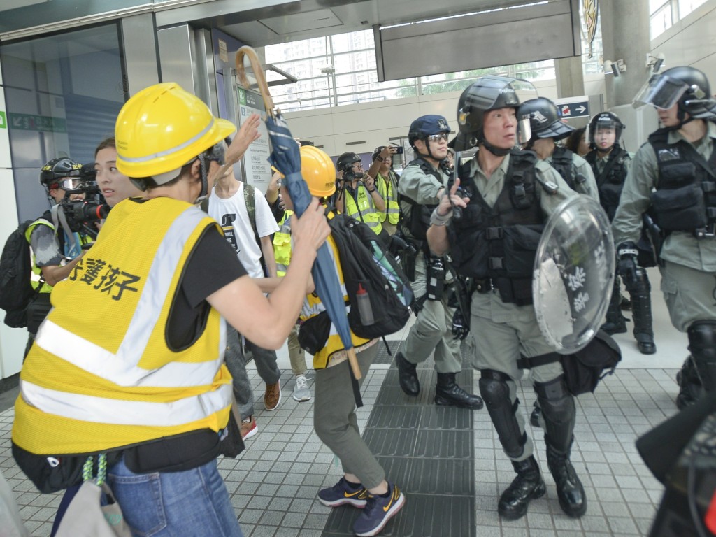 李靜君表示曾穿上印有「守護孩子」字樣的黃背心，阻擋防暴警察執法。圖為守護孩子成員阻擋警方前進。 資料圖片