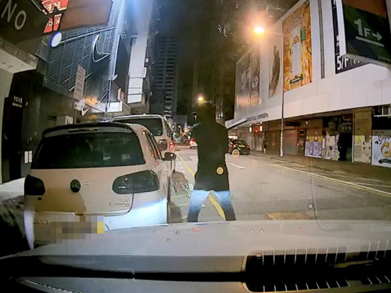 黑衣人得手後再打爛私家車車窗。網上片段