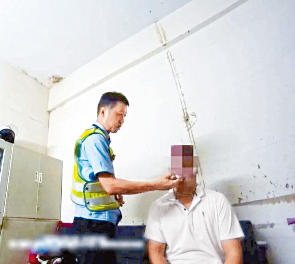 经民警检测，李某某确为酒后驾车。