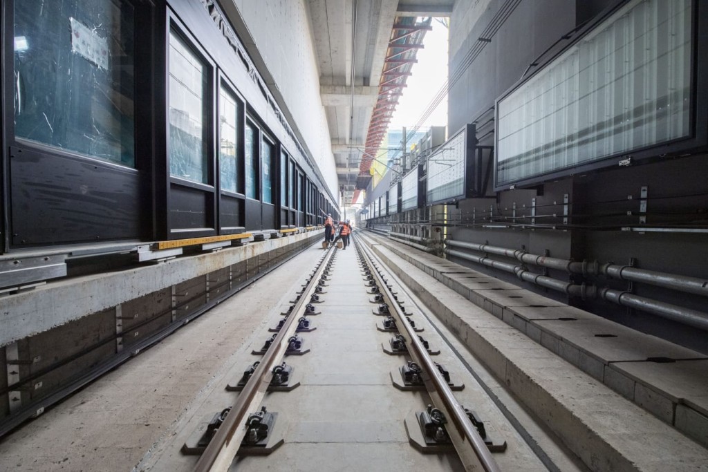 車站各項機電工程陸續開展，包括安裝月台幕門。