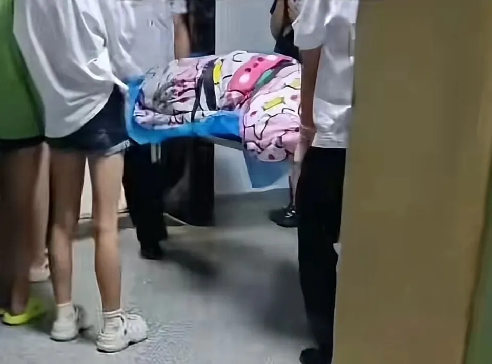 網傳女生由擔架抬出學校宿舍。 網傳女生由擔架抬出學校宿舍。