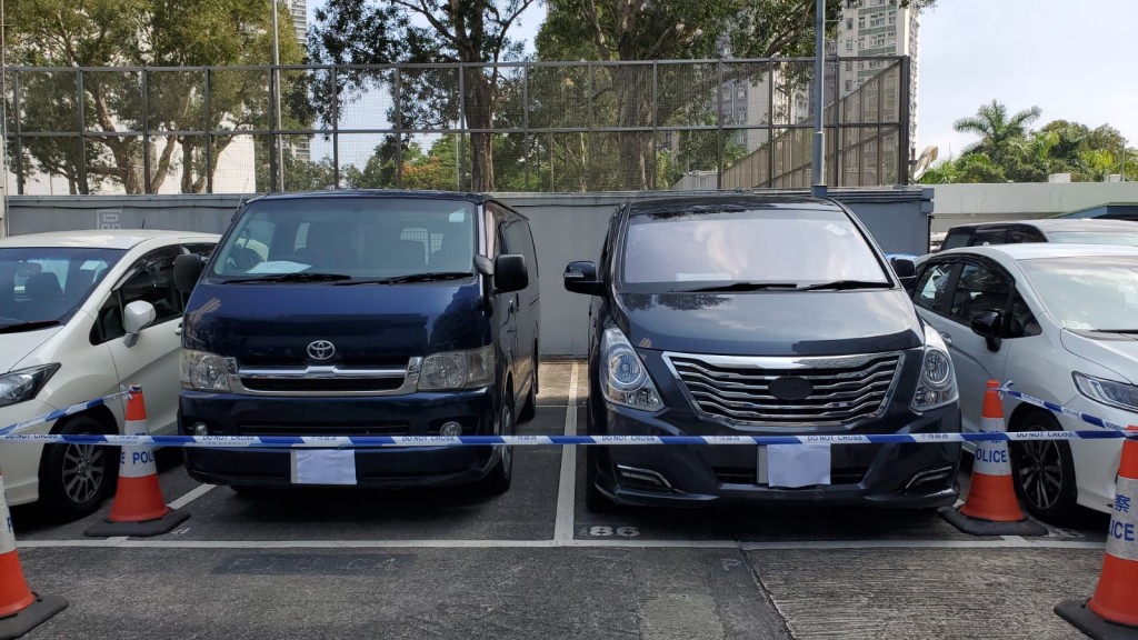 警方在拘捕行動中扣查兩部車輛｡林思明攝