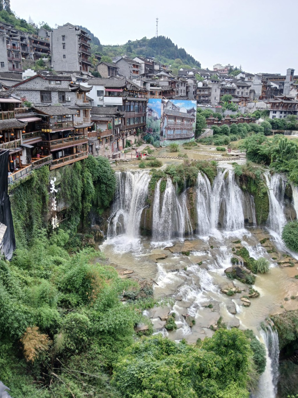 掛在瀑布上的千年古鎮——芙蓉鎮。