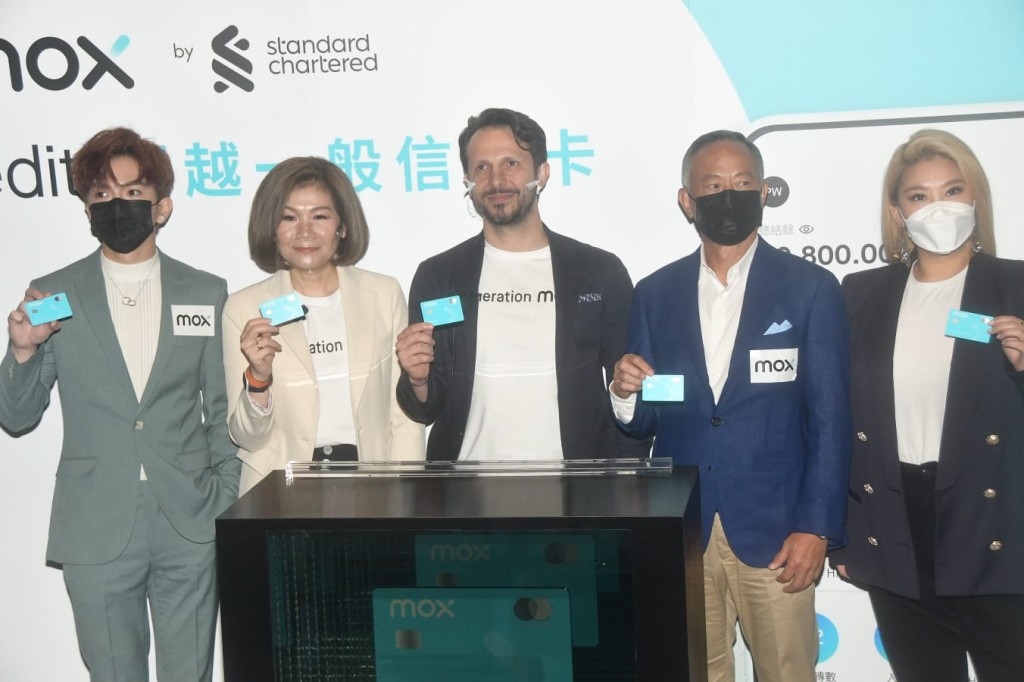(右起)Joyce、杜Sir和Anson Lo(左)一同出席虛擬銀行廣告發佈會。