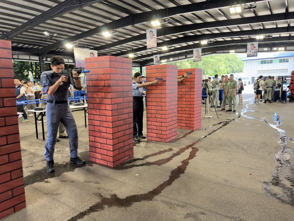 警員示範槍械射擊。 警員示範槍械射擊。