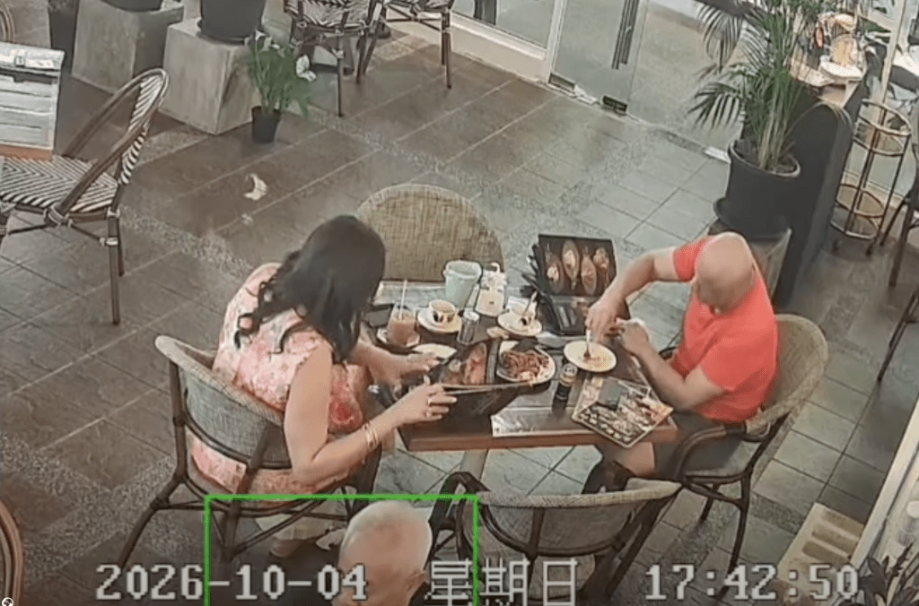 據畫面顯示，男食客用膳期間多次將手伸進T恤內，疑似拔下身體毛髮，再把不明物體放入炒粿條。