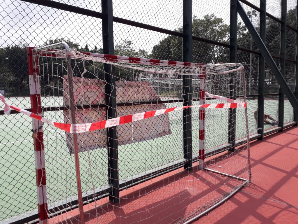 大埔八號花園遊樂場及大埔頭足球埸亦被關閉。 李殷攝