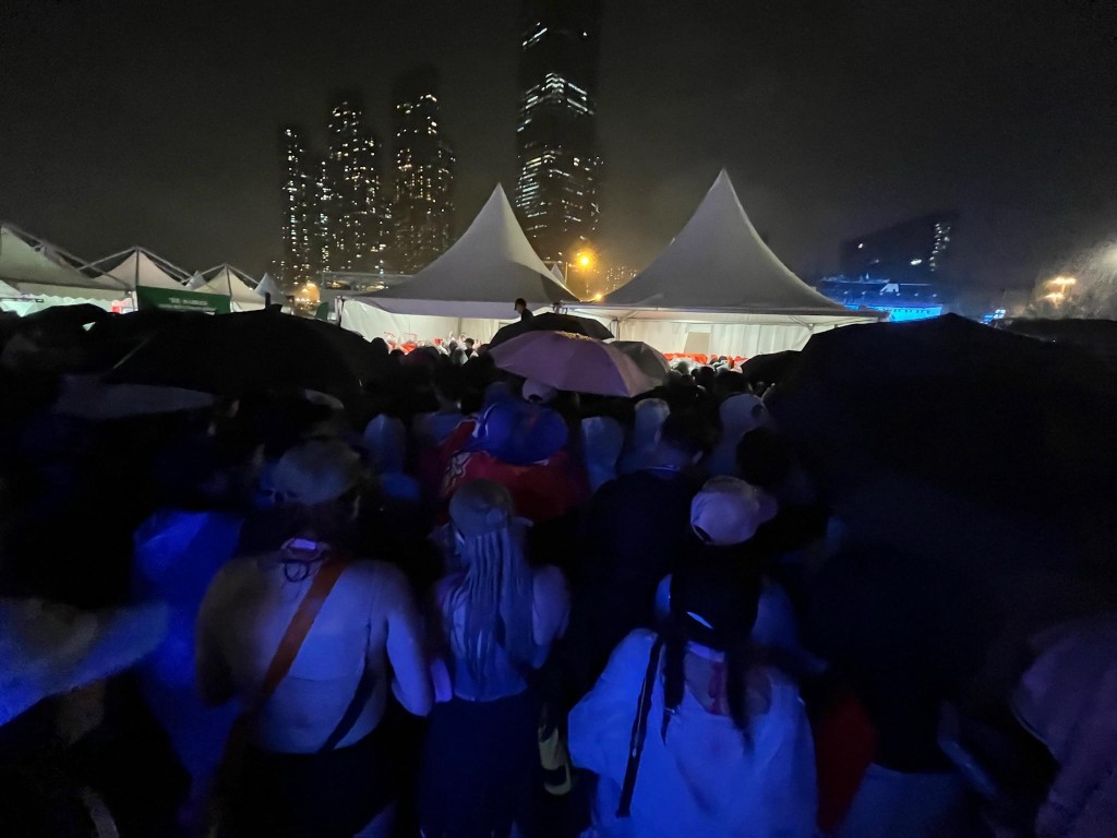 晚上10时半在大雨下完场后，离场时却有数千人因未能取回个人物品包括手袋背包等困在会场，滞留至凌晨2时半。网上图片
