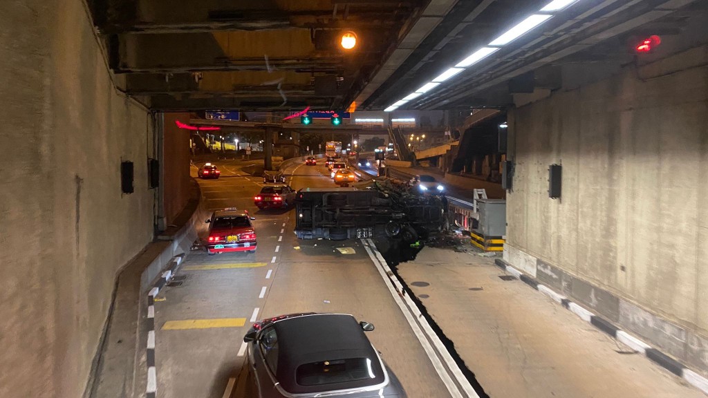 密斗货车驶至启德隧道新山道出口时自炒翻侧。网上图片