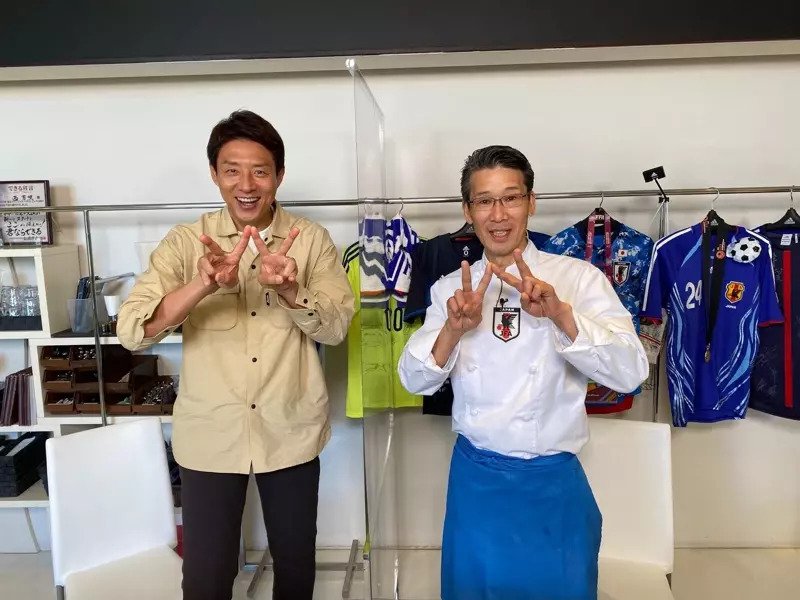 日本隊主廚西芳照（右）與日本前網球選手松岡修造合照。（圖片源自西芳照Twitter）
