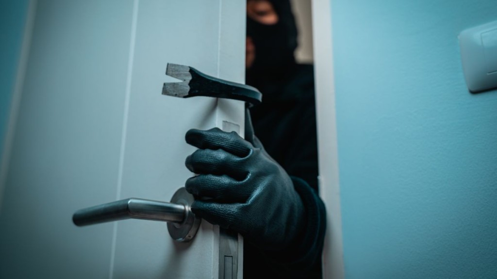 竊賊在旅客瞓夢時潛入房間盜取財物。istock示意圖