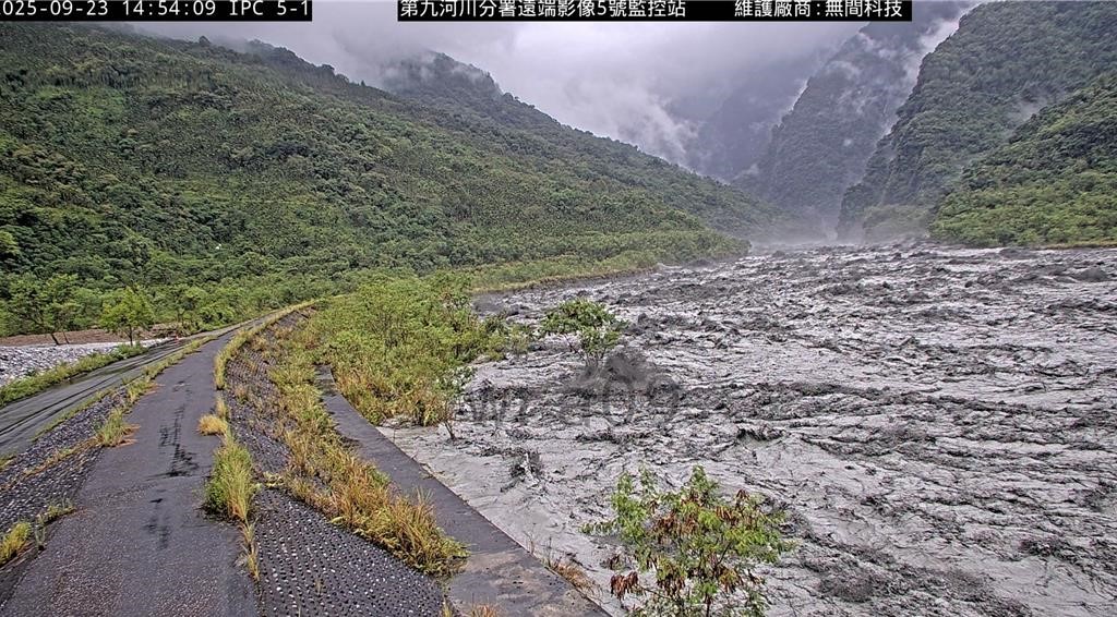 受「風王」樺加沙影響，花蓮堰塞湖湧出6000個游池洪水，已造成最少2死30失蹤。中時