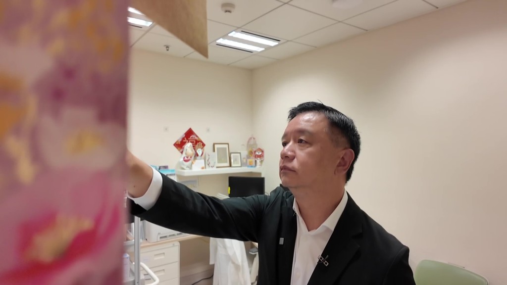 睹物思人，容樹恒醫生看著病人寫給黃詠儀醫生的心意卡，百感交集。