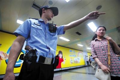 内地地铁有大量警力维持秩序。新华社