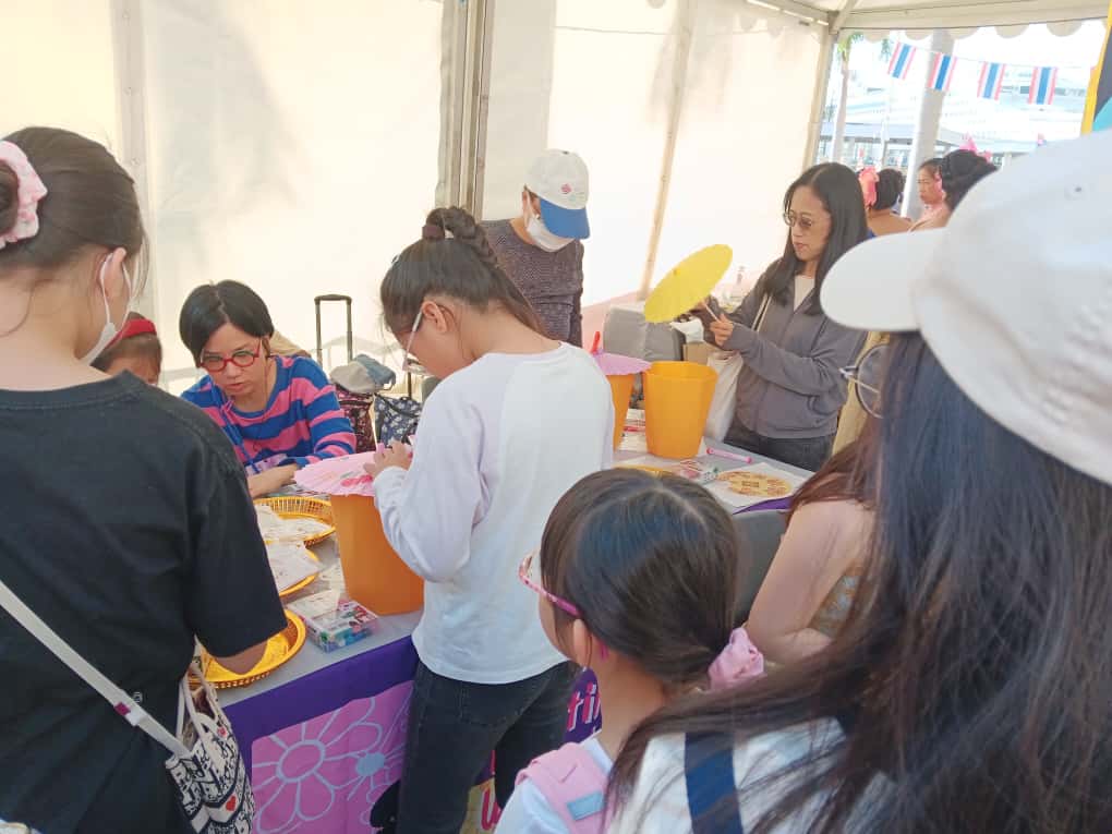 活動吸引不少人市民參加。 活動吸引不少人市民參加。