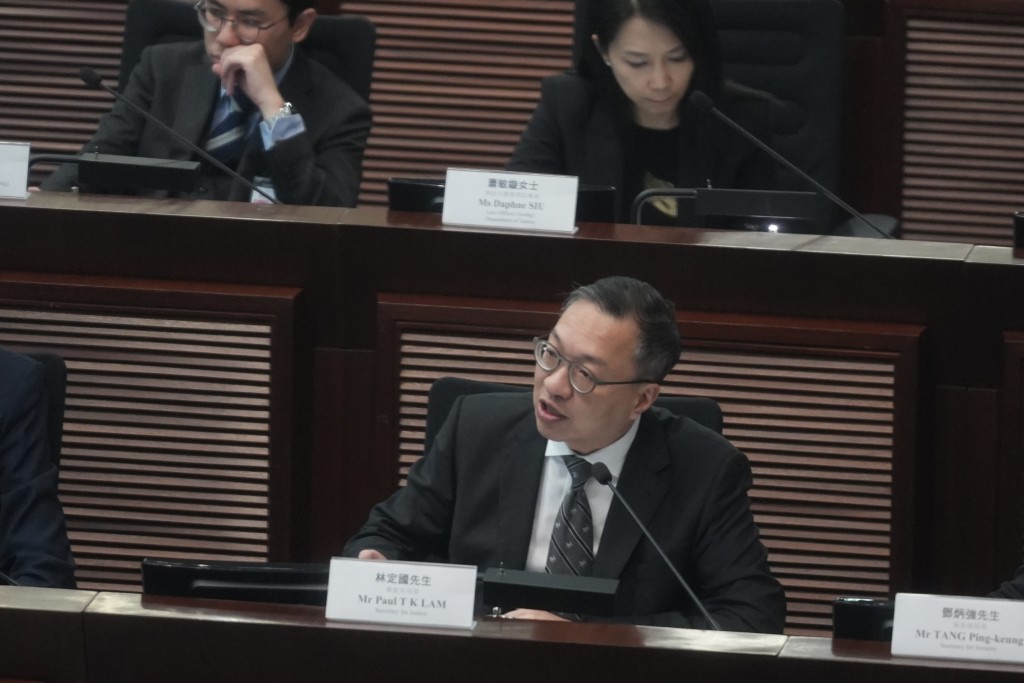 林定国在立法会保安事务委员会讨论23条会议回应提问。刘骏轩摄