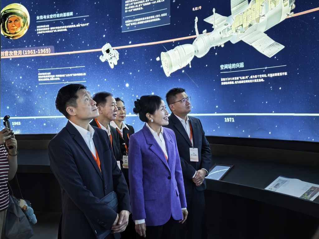 考察團到訪神舟科技館,展館透過不同模型展示中國航天工程發展。 考察團到訪神舟科技館,展館透過不同模型展示中國航天工程發展。