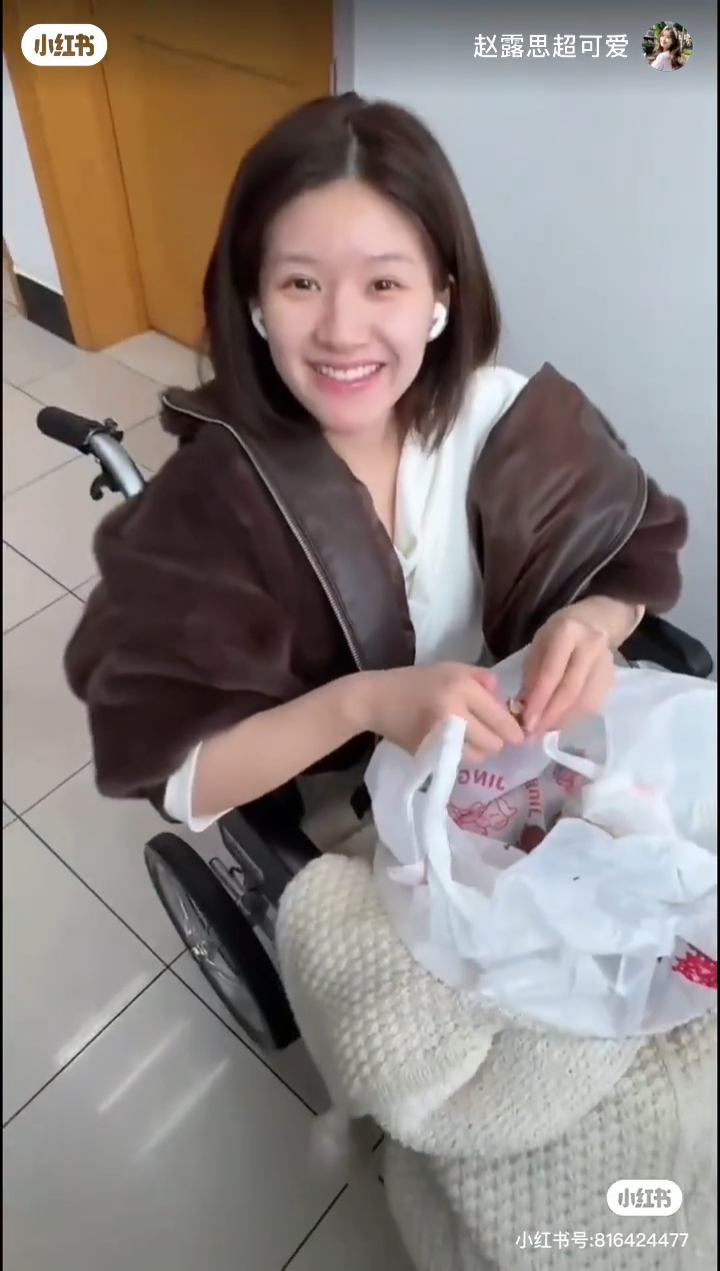 趙露思笑得好甜。