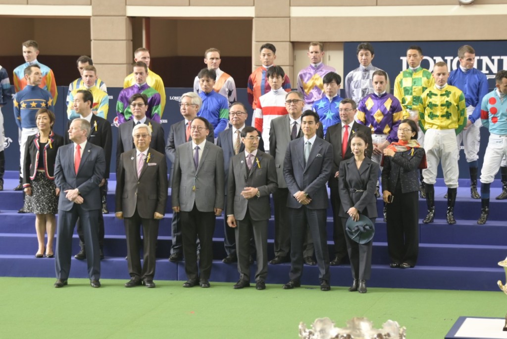 彭于晏以优雅形象大使身份出席在沙田马场举行的2022「浪琴香港国际赛事」。