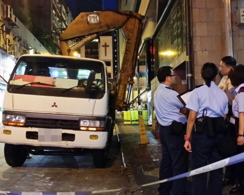 遭吊臂壓住上半身動彈不得,男子重創昏迷。