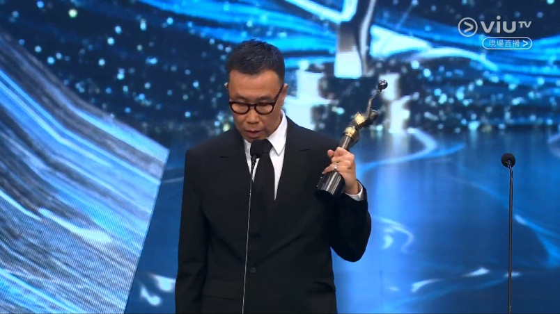吳冰與柯煒林頒發最佳攝影獎，最終第42屆香港電影金像獎最佳攝影獎由《金手指》潘耀明奪得。