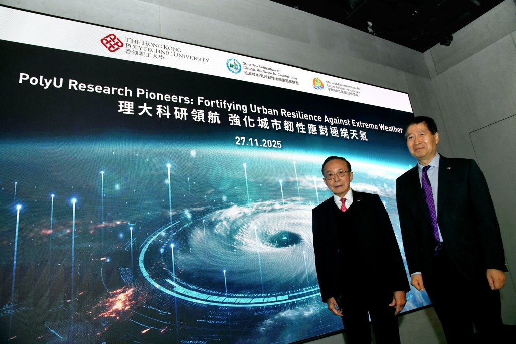 李向東（右）指，理大自2024年起，在港九新界6個地點設置激光雷達監測儀，監測全港風力變化。左為潘樂陶。何健勇攝