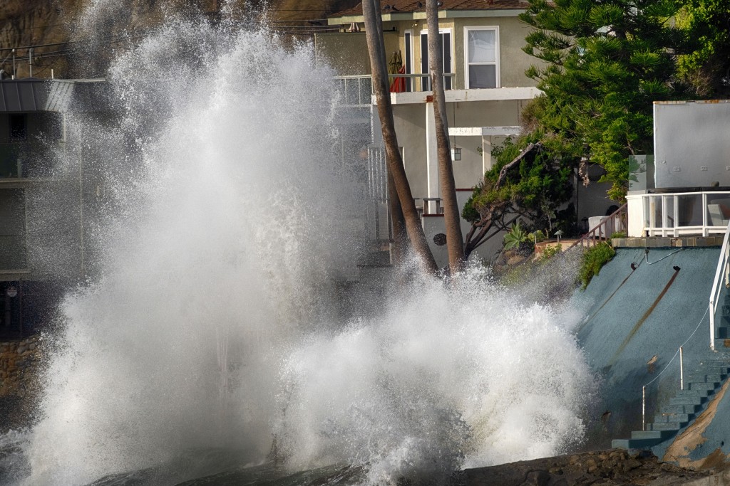 海浪衝擊加州馬里布海灘加州海岸沿岸房屋旁的海堤。 AP