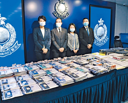 ■總督察柯詠恩、警司葉永林（左一及左二）及總督察黎偉俊（右）講述案情及展示證物。
