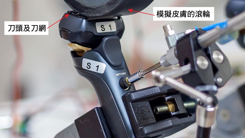 實驗室利用儀器模擬日常使用電鬚刨的情況,進行耐用測試。消委會圖片 實驗室利用儀器模擬日常使用電鬚刨的情況,進行耐用測試。消委會圖片