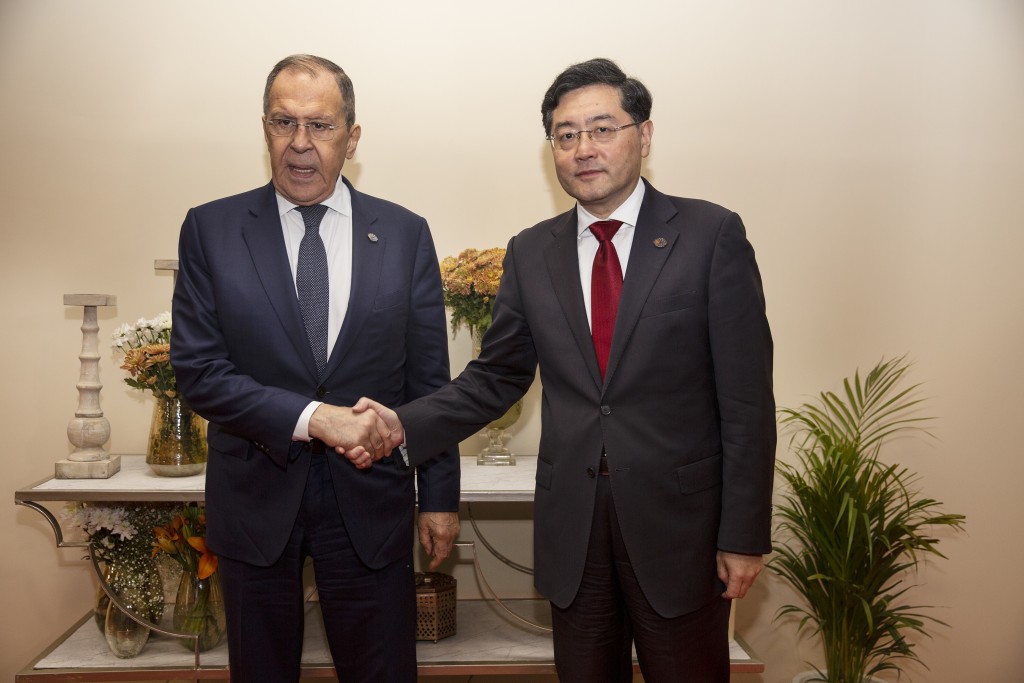 中國外長秦剛與俄外長拉夫羅夫在G20外長會議場外舉行會晤。新華社