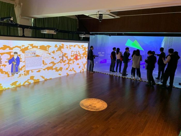 高主教書院近年積極發展STEM教育,圖中的VR Cave及互動牆,均由學生編寫程式和內容。