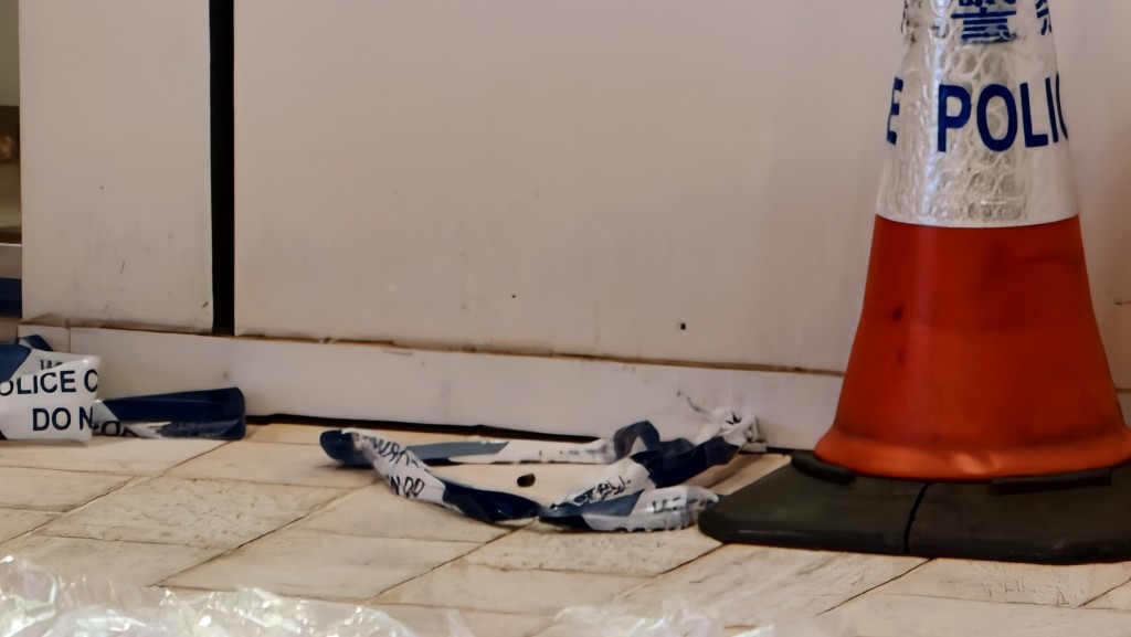 警方於現場蒐證檢獲子彈殼。