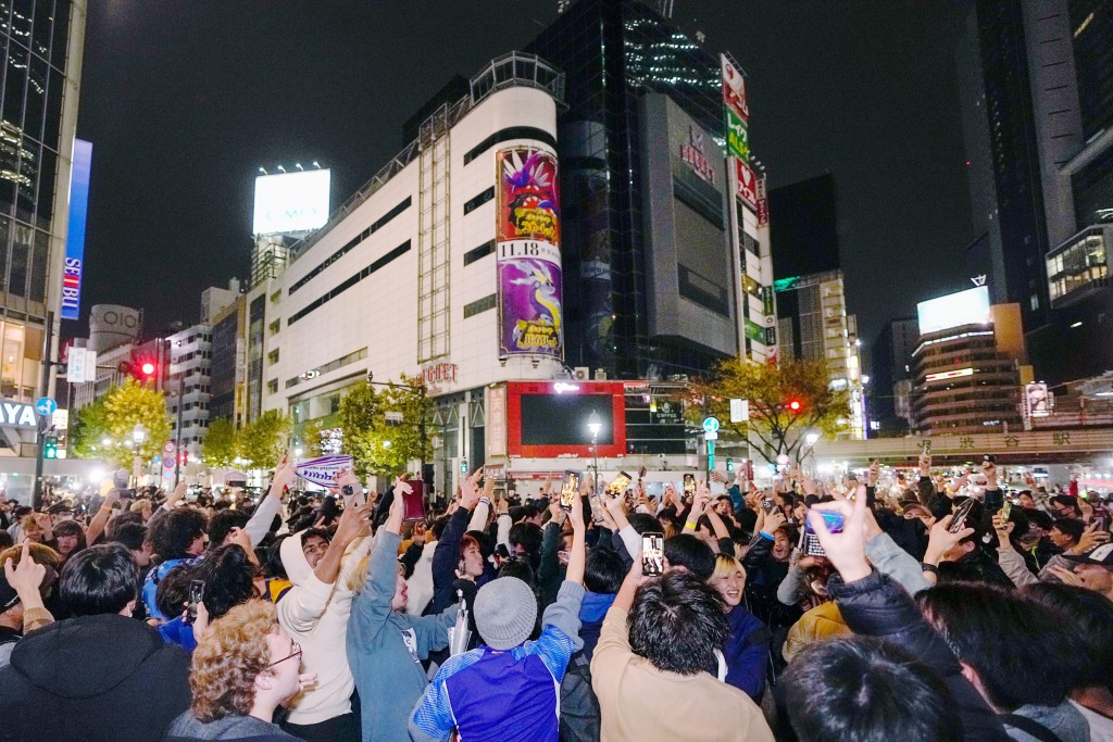 日本球迷在街頭慶祝。 AP