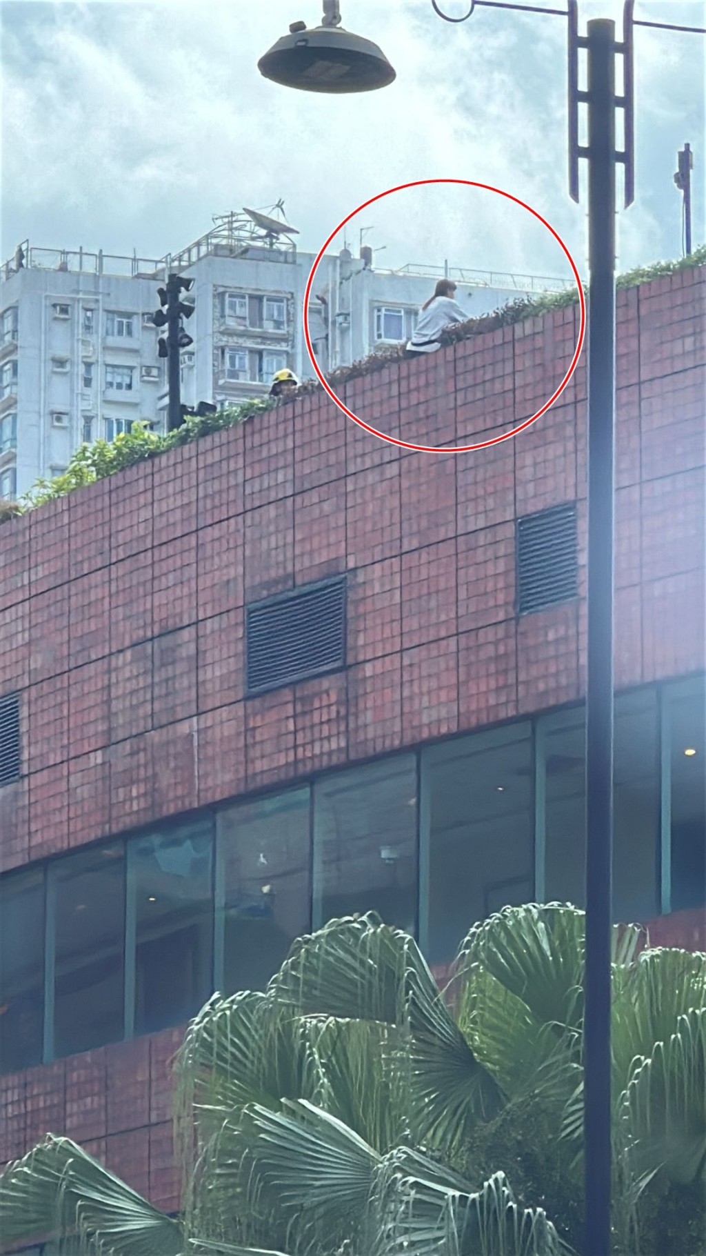 女子危坐天台企圖跳樓。fb大埔 TAI PO圖片 女子危坐天台企圖跳樓。fb大埔 TAI PO圖片