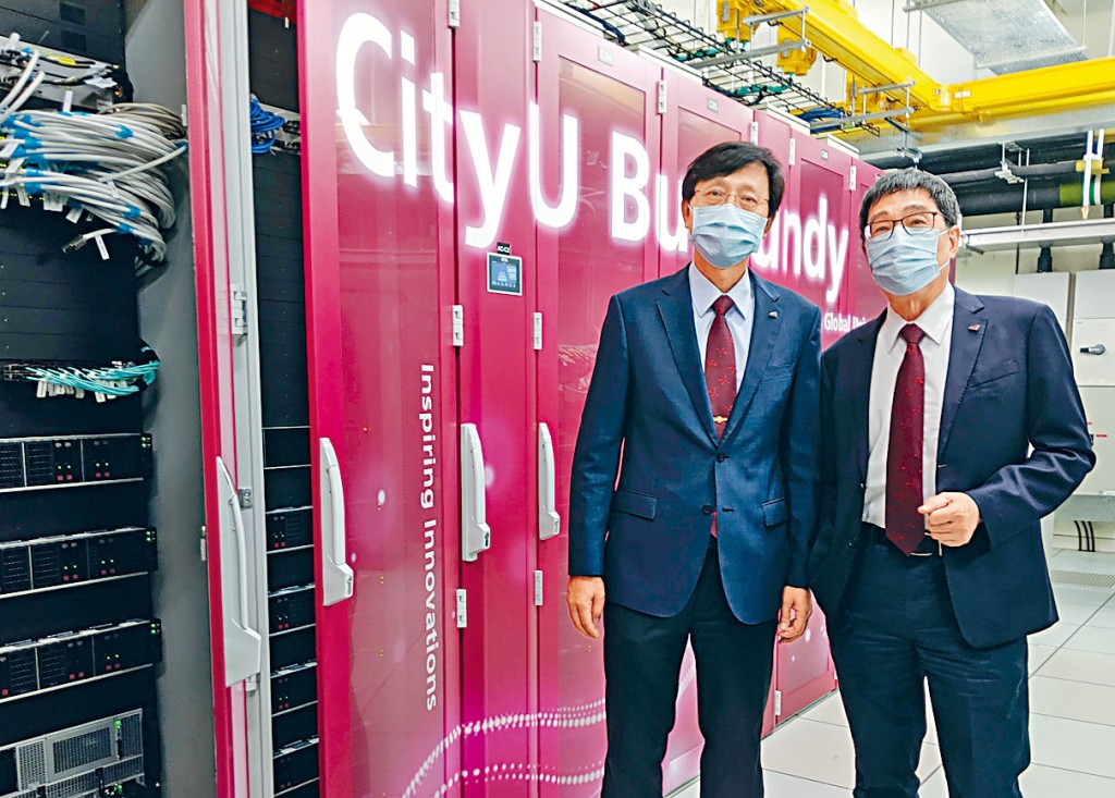 「CityU Burgundy」昨正式啟用，城大校長郭位（右）聯同工學院院長郭大維參觀機組設施時表示，新設施的運算效能屬全港大學之冠。