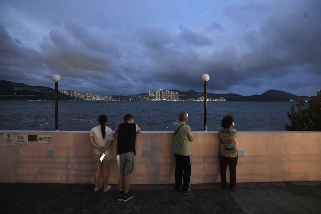 香港天文台昨日（5日）下午六時二十分發出的八號東北烈風或暴風信號仍然生效。