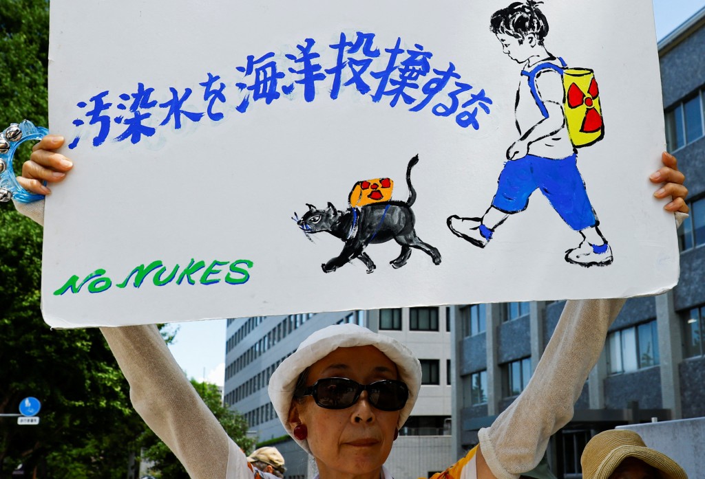 日本有民眾上周五在岸田文雄東京官邸外示威，抗議排放核污水。路透社