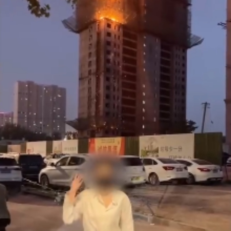 女子竟以火警現場為背境跳起舞來。