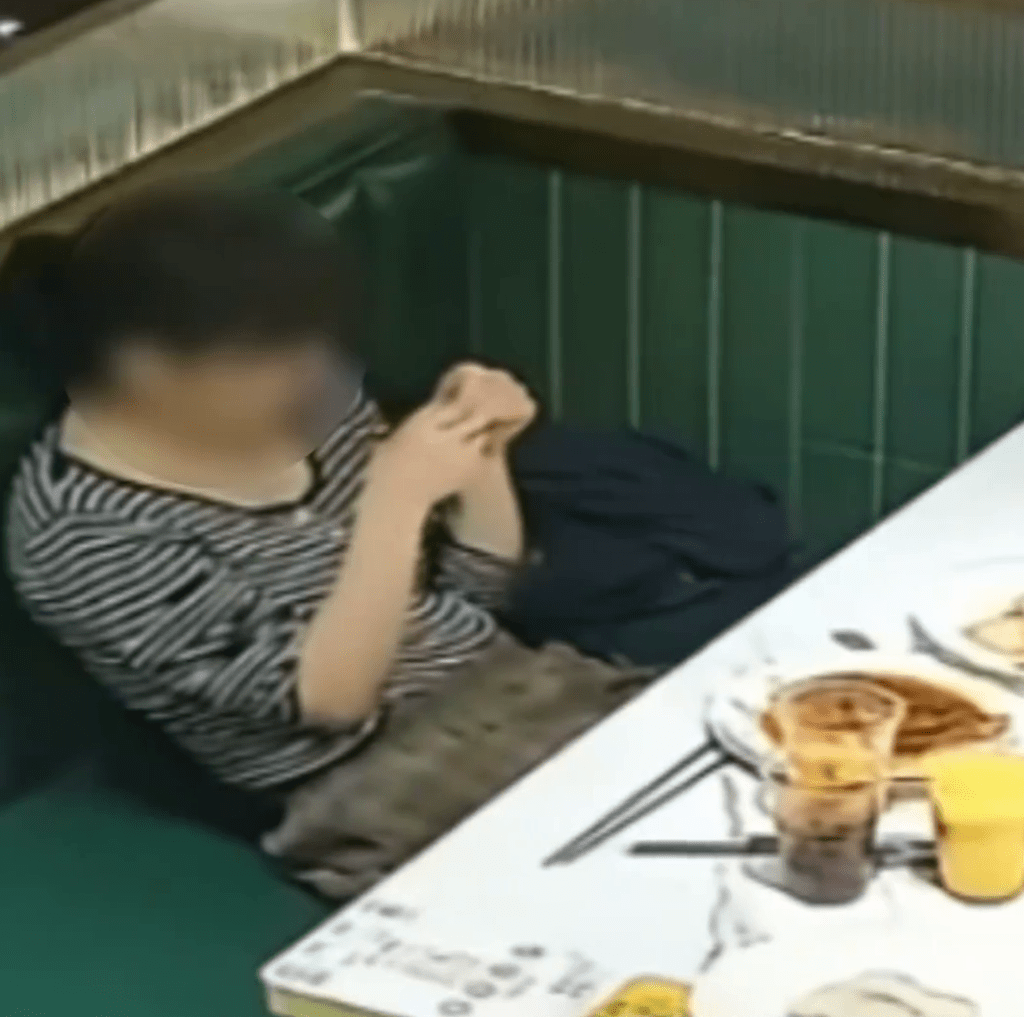 福建女食客自拔头发。