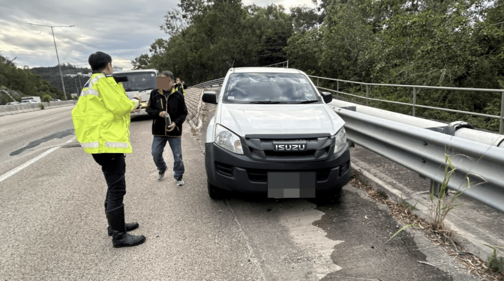 屯門公路私家車清晨自炒撼防撞欄。蔡楚輝攝